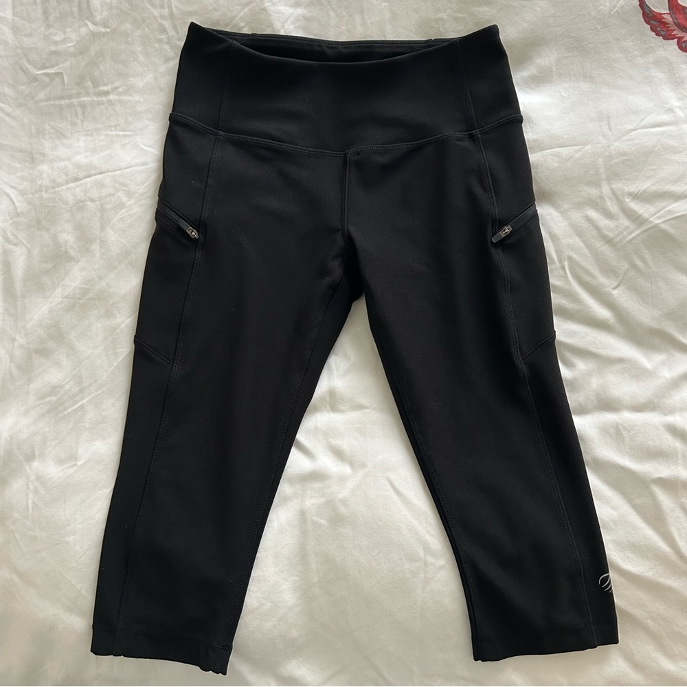 MPG Sport women’s black athletic cropped capri leggings with side zip pockets